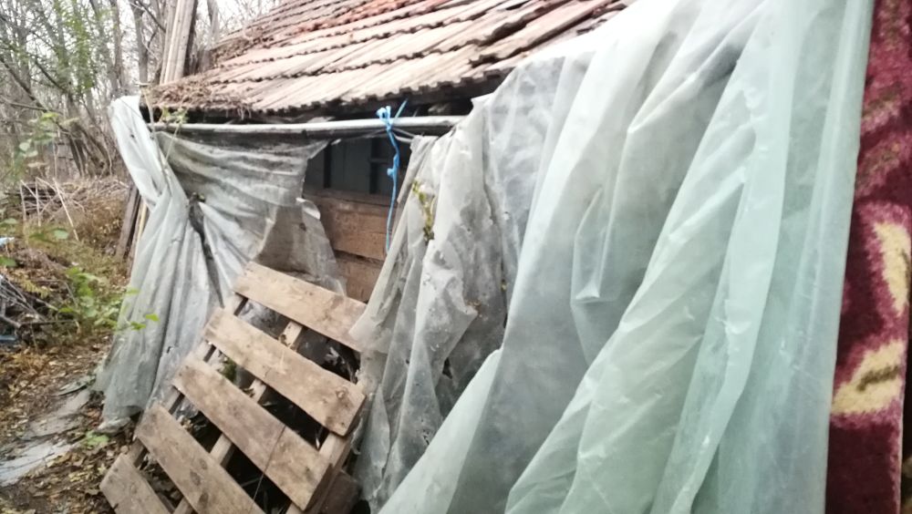 CENTENAR SOLIDAR/ Viața cu 4 lei pe zi. Cu pensia de boală tăiată, Costel Voinac împarte ziare pentru o pâine și-o conservă