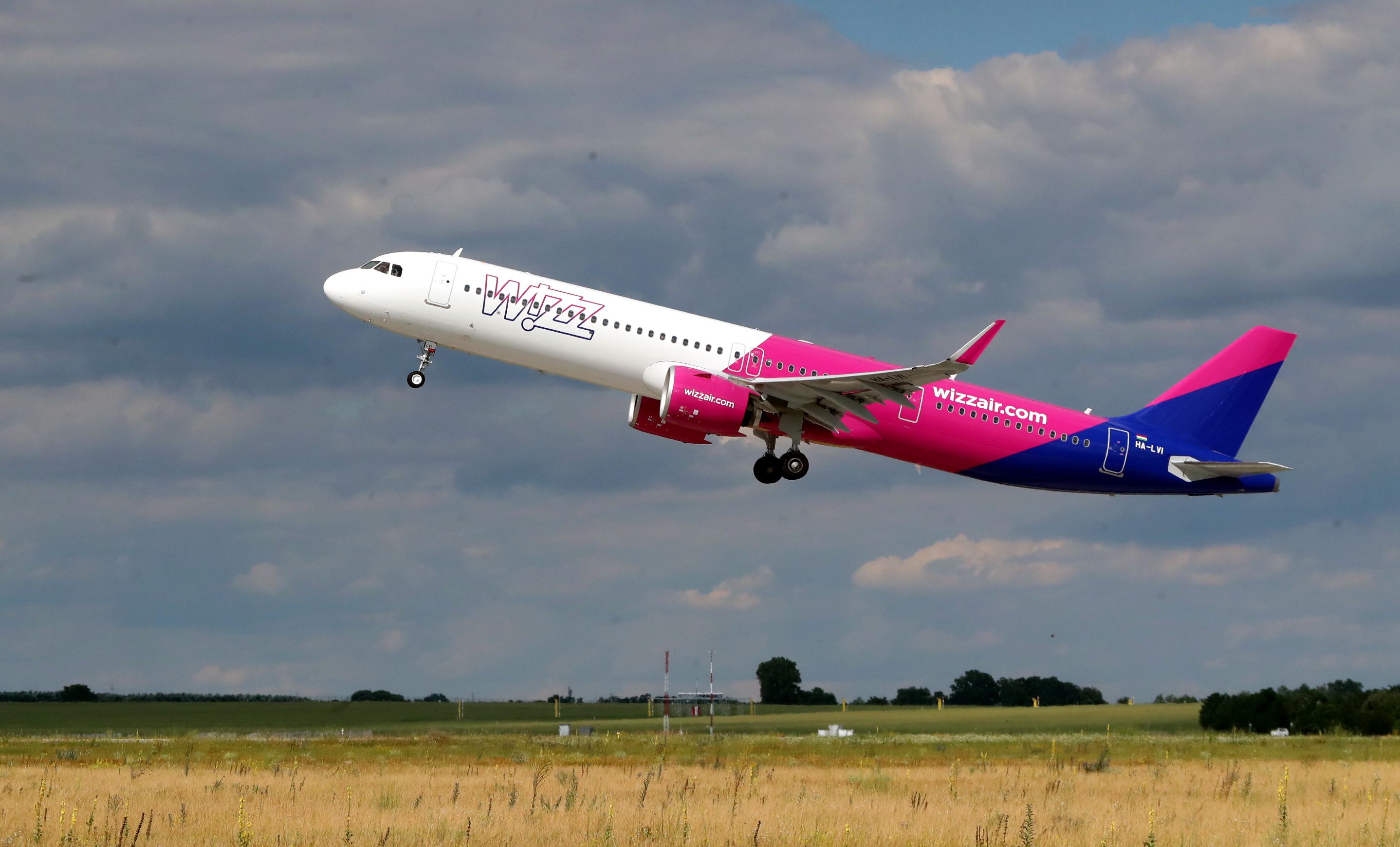 Halálfélelem a repülőn: viharba került egy Wizz Air-gép, videón az utastérben kitört pánik