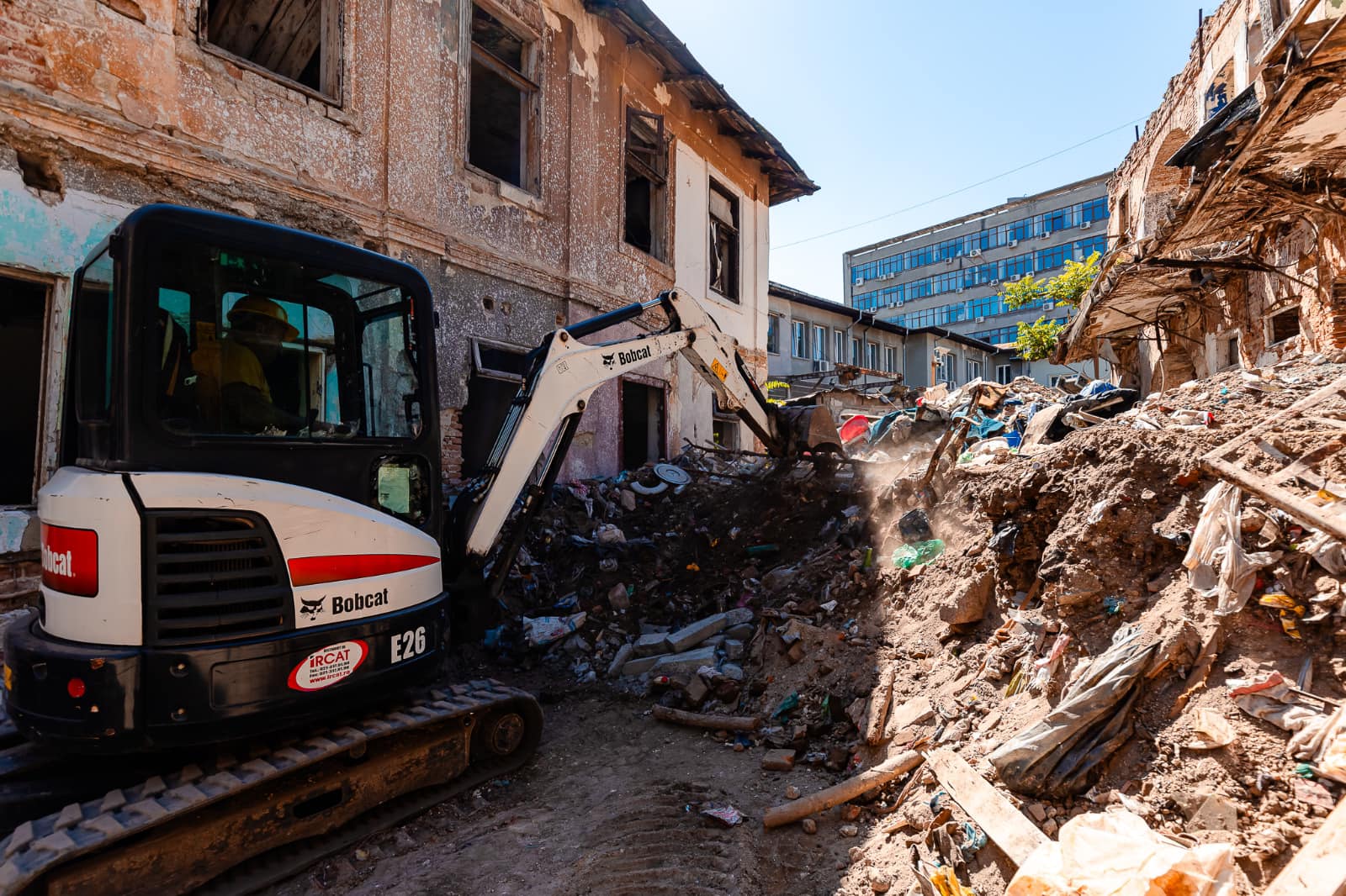 Primăria Capitalei continuă lucrările la Hanul Solacolu. 700 de tone de deșeuri au fost scoase din subsolul corpului principal de clădire