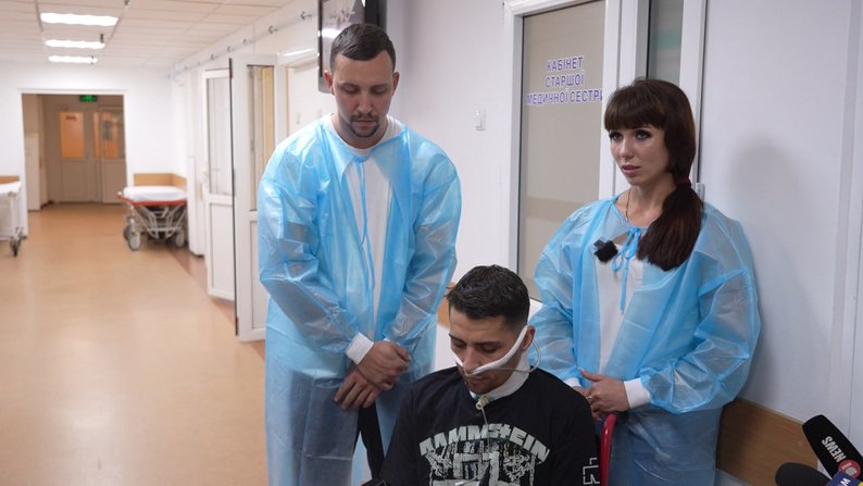 Soldatul ucrainean cu gâtul tăiat de ruși supraviețuiește 5 zile, după ce a fost aruncat într-o groapă plină de cadavre: „Nu poate vorbi, dar a scris totul în jurnalul lui”