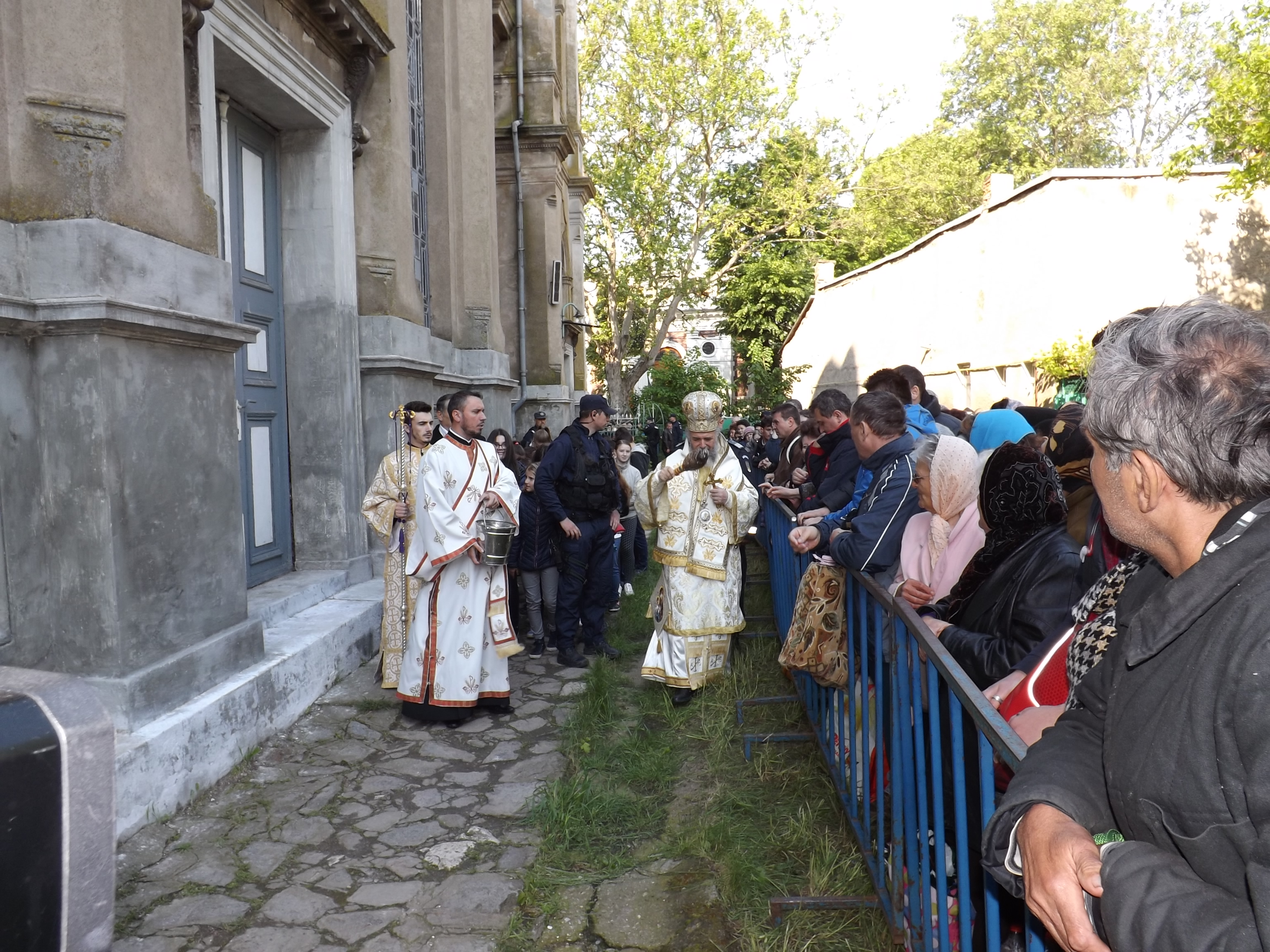 Zeci de mii de credinicioși au stat la coadă de Izvorul Tămădurii, pentru a lua apă sfințită | GALERIE FOTO