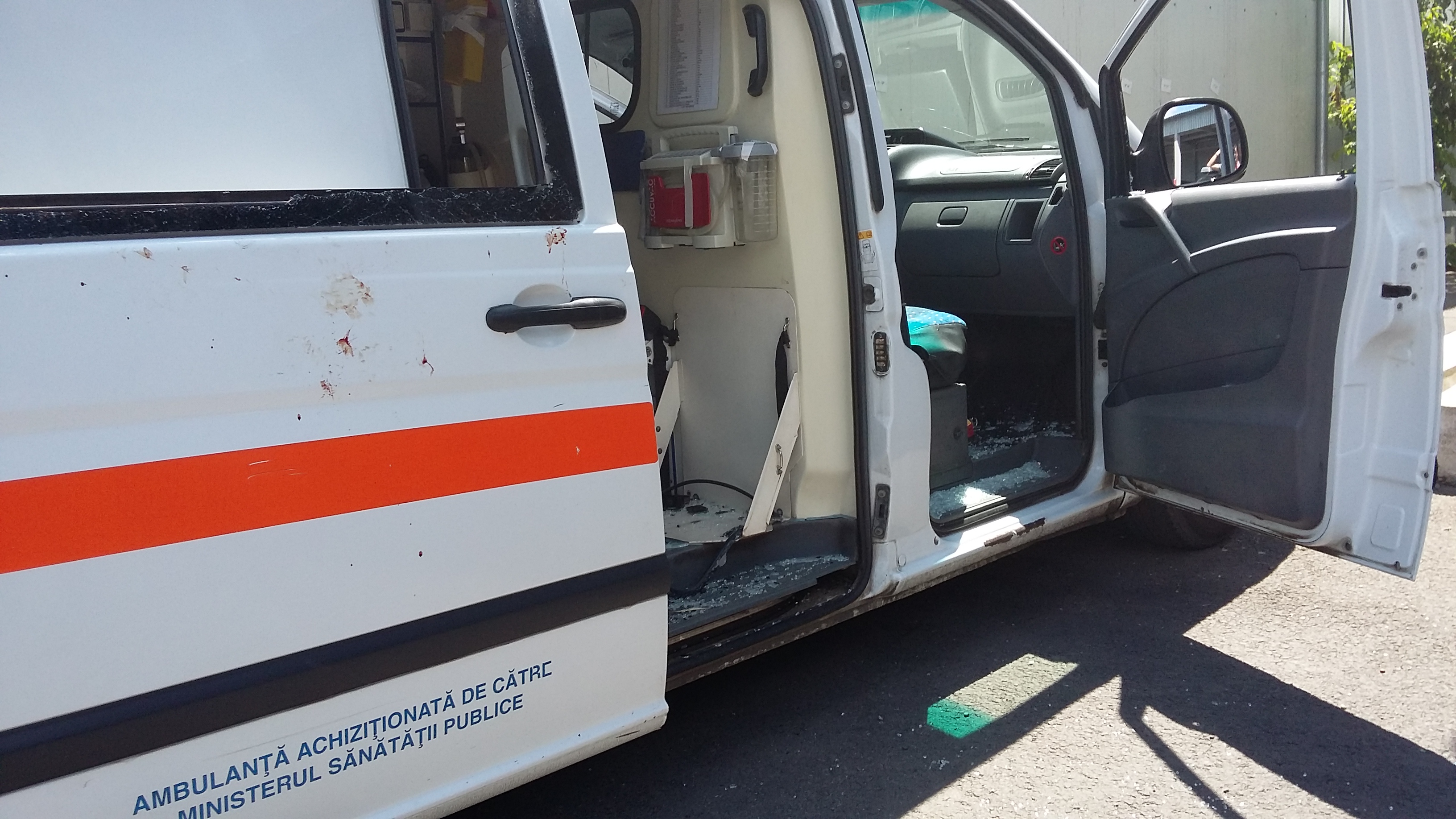 Un pacient a bătut echipajul unei ambulanțe! GALERIE FOTO