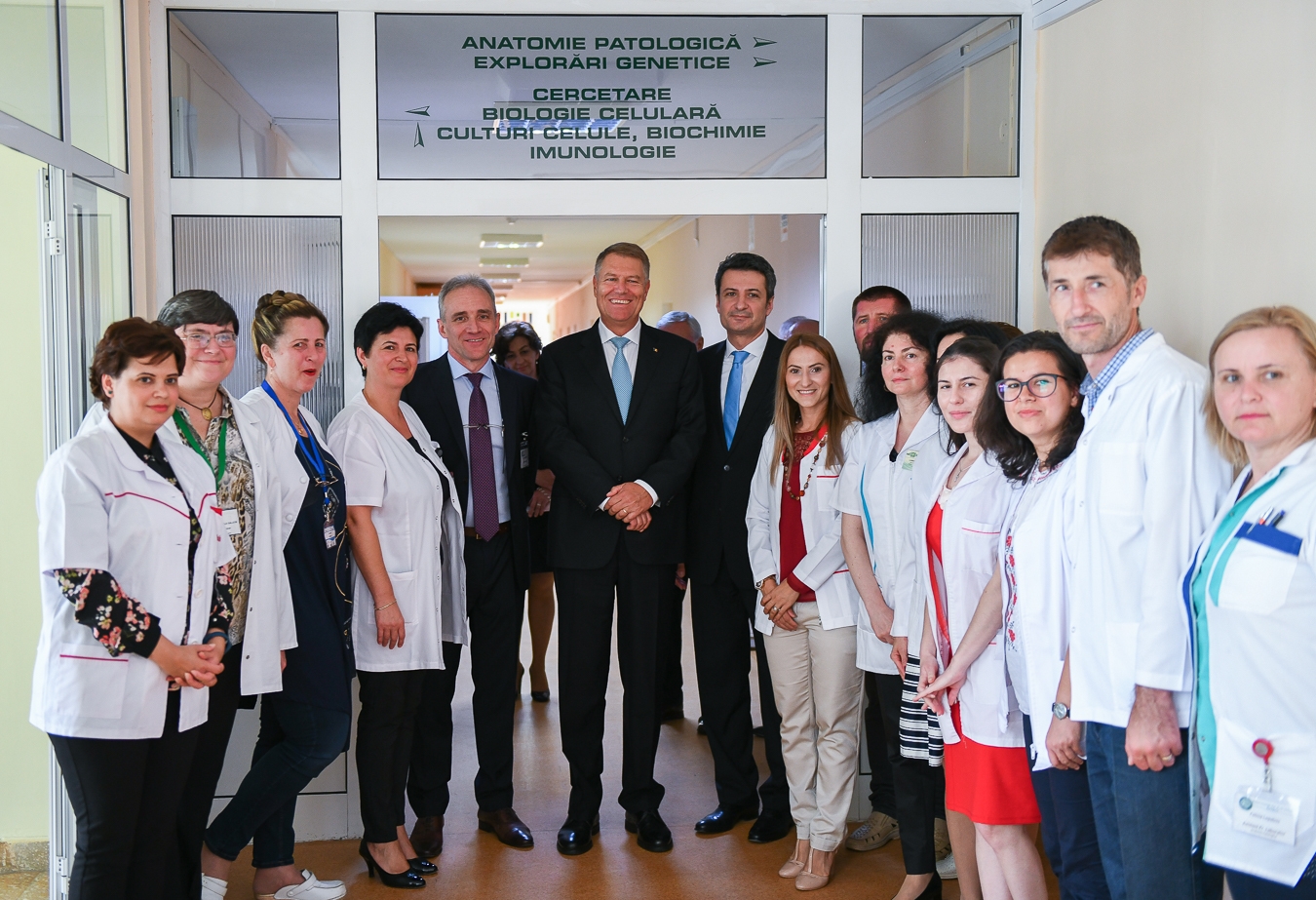 Iohannis, primit cu scandări la Institutul Oncologic din Cluj; S-a strigat ”Uniţi salvăm toată România" și ”Clujul vă susține!” (FOTO)