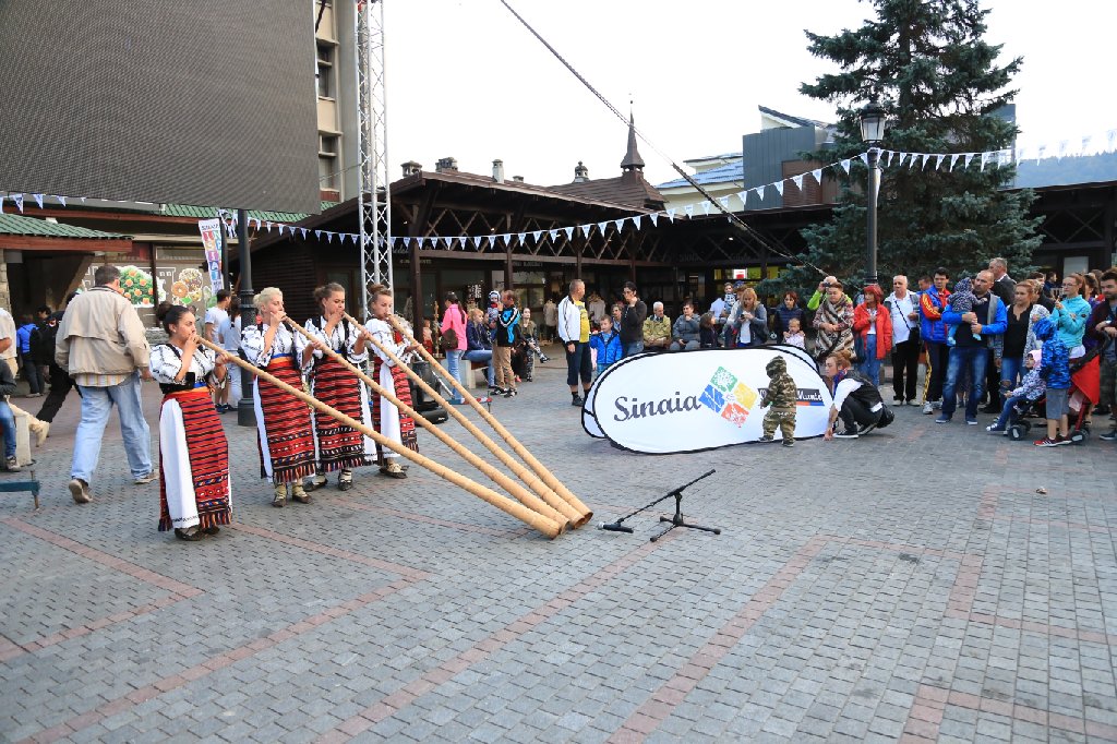 Festivalul Sinaia Forever s-a terminat fără artificii. Poliția a trimis mascații să taie alimentarea cu energie electrică / VIDEO