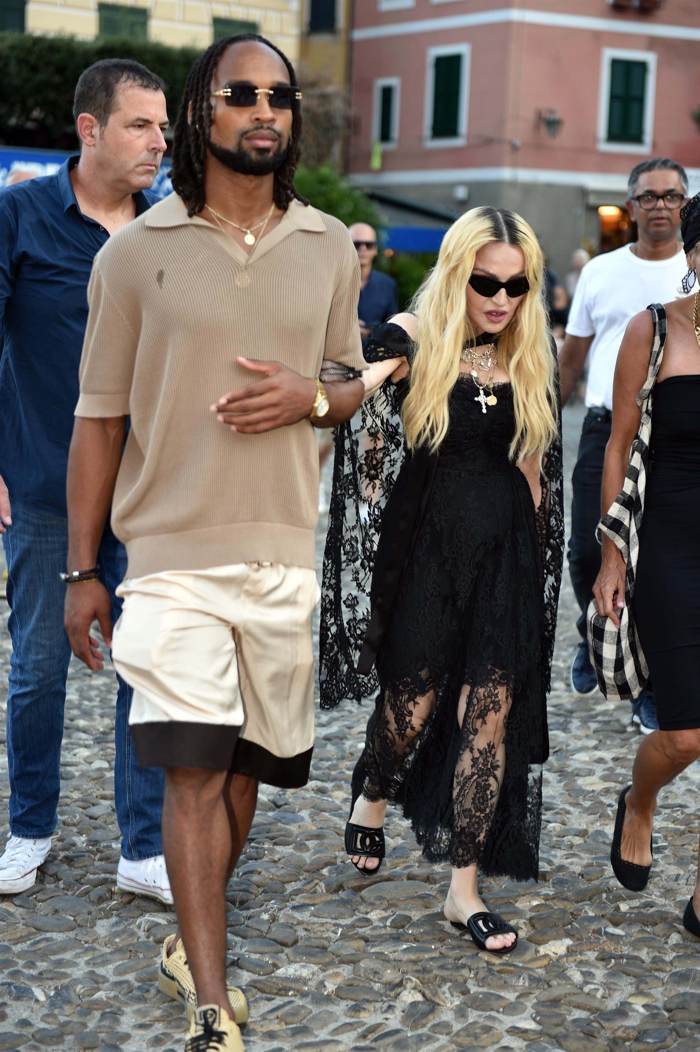 Madonna are un iubit cu 37 de ani mai tânăr. Cum au fost surprinși cei doi în Portofino