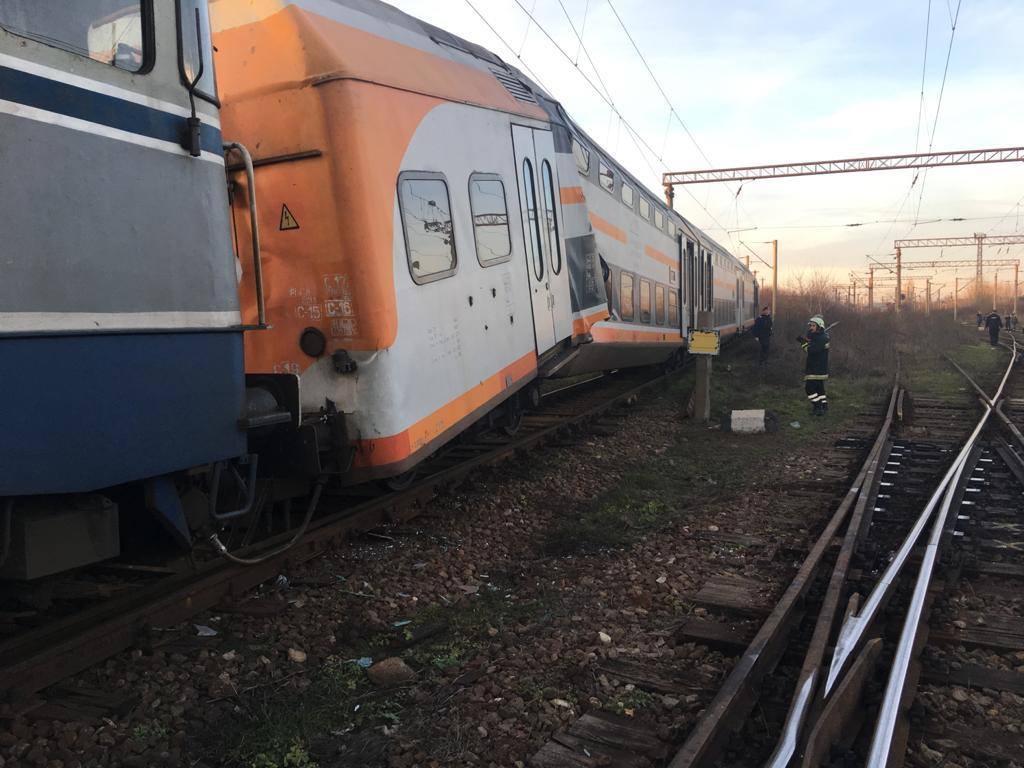 UPDATE | Accident feroviar soldat cu 11 victime, după ciocnirea a două trenuri între Ploiești și Brazi. Un rănit, dus cu elicopterul la București