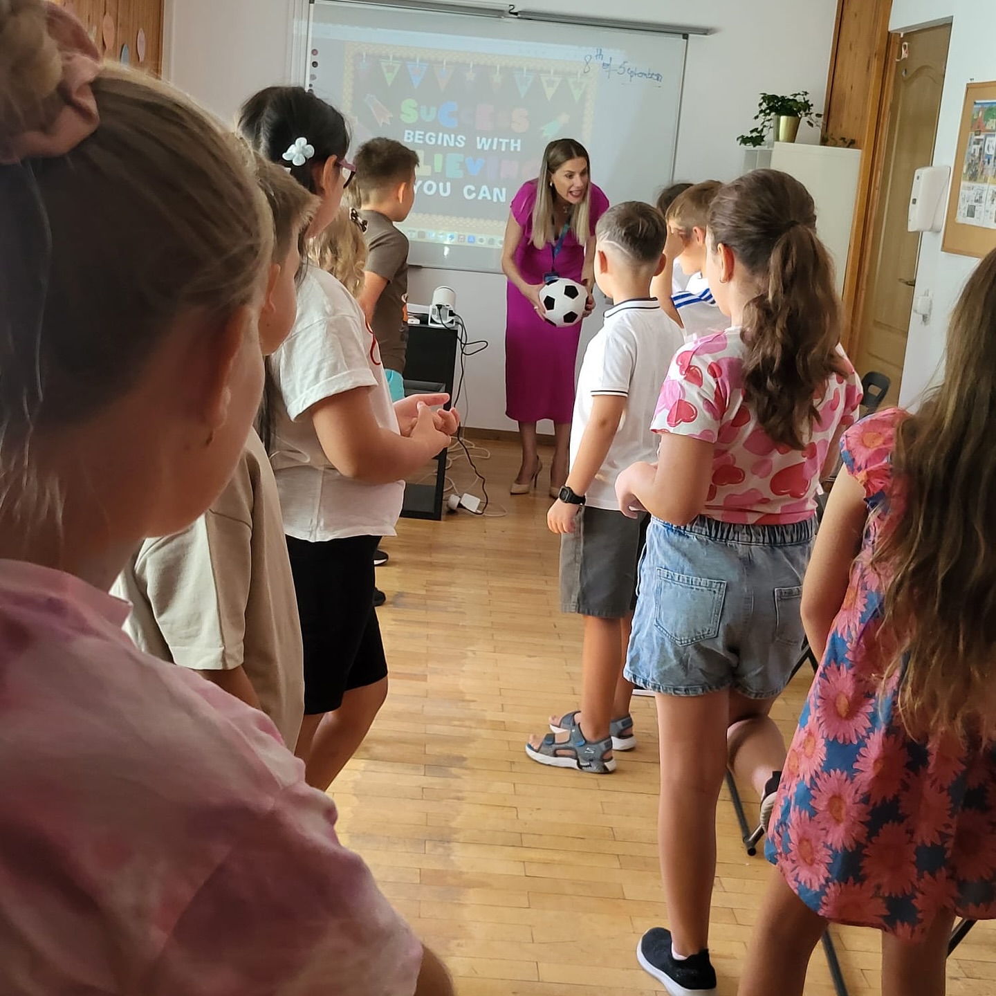 Cum a apărut Tily Niculae în prima zi de școală ca profesoară. Cei doi copii îi sunt elevi: „E un nou început pentru noi”