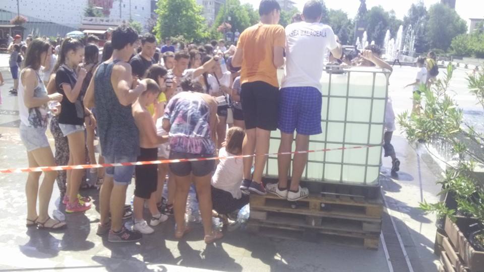 Eveniment inedit în Bănie! S-au bătut cu apă în centrul Craiovei