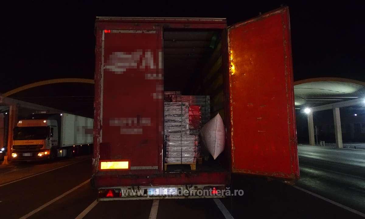 Patru bărbați din Afganistan s-au ascuns într-un camion cu radiatoare ca să intre ilegal în țară. Detaliul care i-a dat de gol