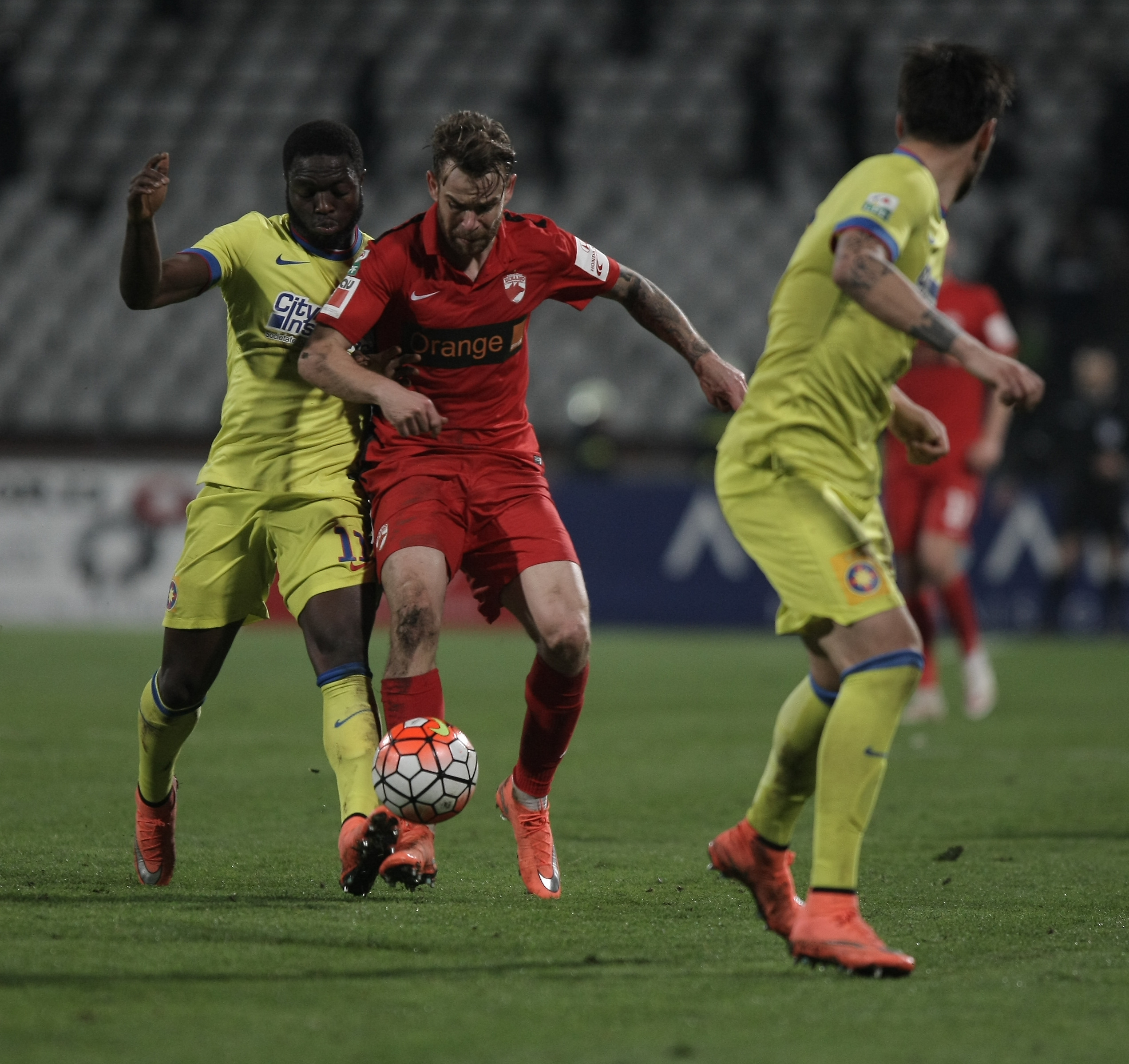 Liga 1, etapa 1, play-off: Dinamo - Steaua 1-1. Hamroun, dintr-un ofsaid puțin detectabil, a găsit plasa cu un șut la colțul lung. Ex-stelistul Bicfalvi a ridicat ”câinii” din Groapă și a egalat în final! Dramă Marica: s-a accidentat, iar Euro 2016 e tot mai departe! Dinamo, 11 meciuri fără eșec. Fiecare echipă a terminat jocul în 10 oameni / BLOG&FOTO