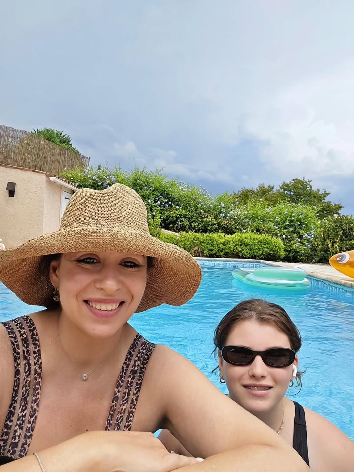 Noi imagini cu Oana Roman în costum de baie, după ce a slăbit 10 kilograme. Cum a apărut vedeta pe Coasta de Azur