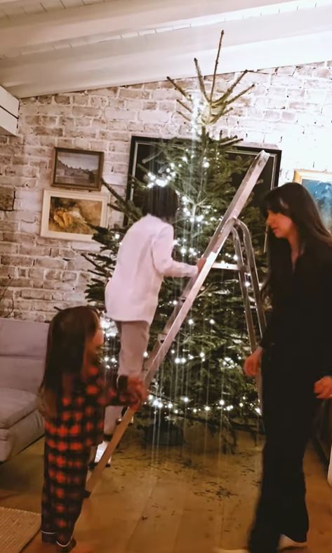 Imagini din sufrageria Danei Rogoz, decorată de Crăciun. A împodobit bradul alături de cei doi copii