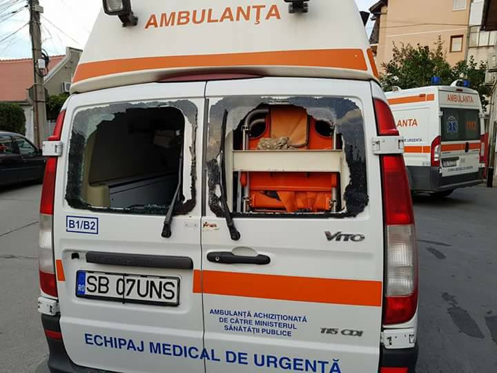 Ambulanță atacată cu bolovani la Rășinari. ”Am ajuns să fim umiliți”