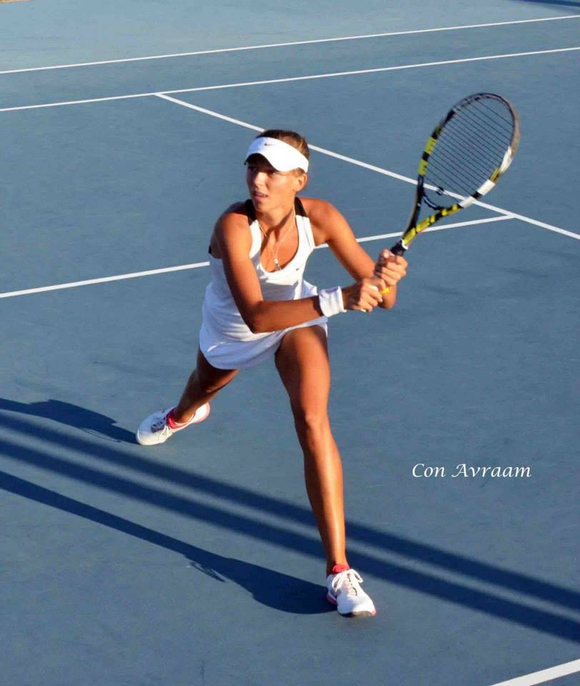 Un mare talent al tenisului tricolor se stinge în Cipru: ”Caut sponsor, pentru a-mi realiza visul!”. Raluca Șerban a intrat pe mâna antrenorului care l-a făcut mare pe Baghdatis. Sportiva este valoroasă, dar și frumoasă / GALERIE FOTO