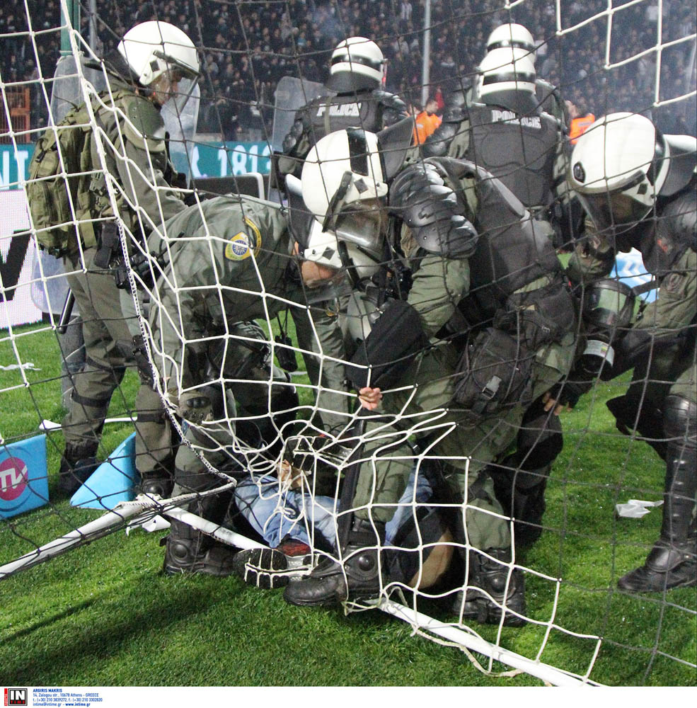 Război în Grecia: meciul PAOK - Olympiacos a fost abandonat. ^Fanii au intrat pe teren! Antrenorul oaspeților a fost lovit / VIDEO
