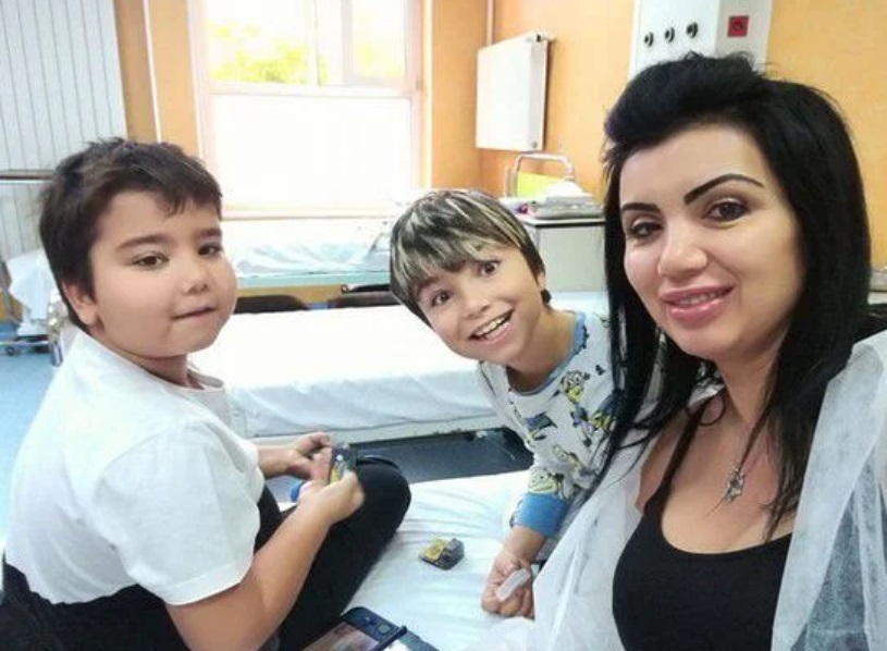Imagine rară cu Adriana Bahmuțeanu și băieții ei. Eduard și Maximus locuiesc cu Silviu Prigoană, tatăl lor