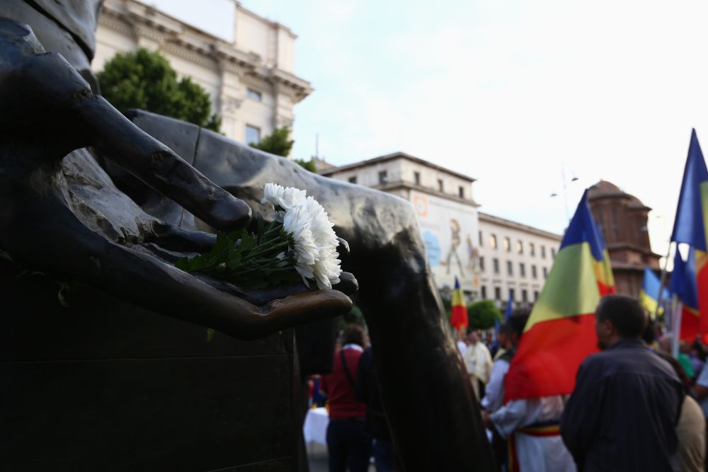 FOTO/ Ziua națională de cinstire a martirilor din temnițele comuniste a fost comemorată în Piața Revoluției