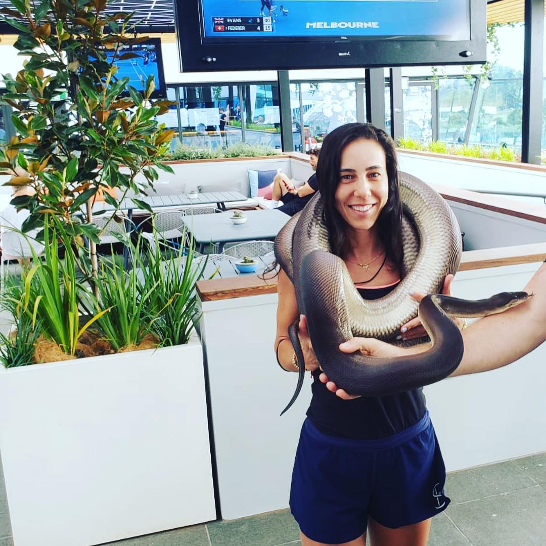 Monica Niculescu, Irina Bara şi Mihaela Buzărnescu s-au jucat cu un șarpe uriaș la Melbourne | GALERIE FOTO