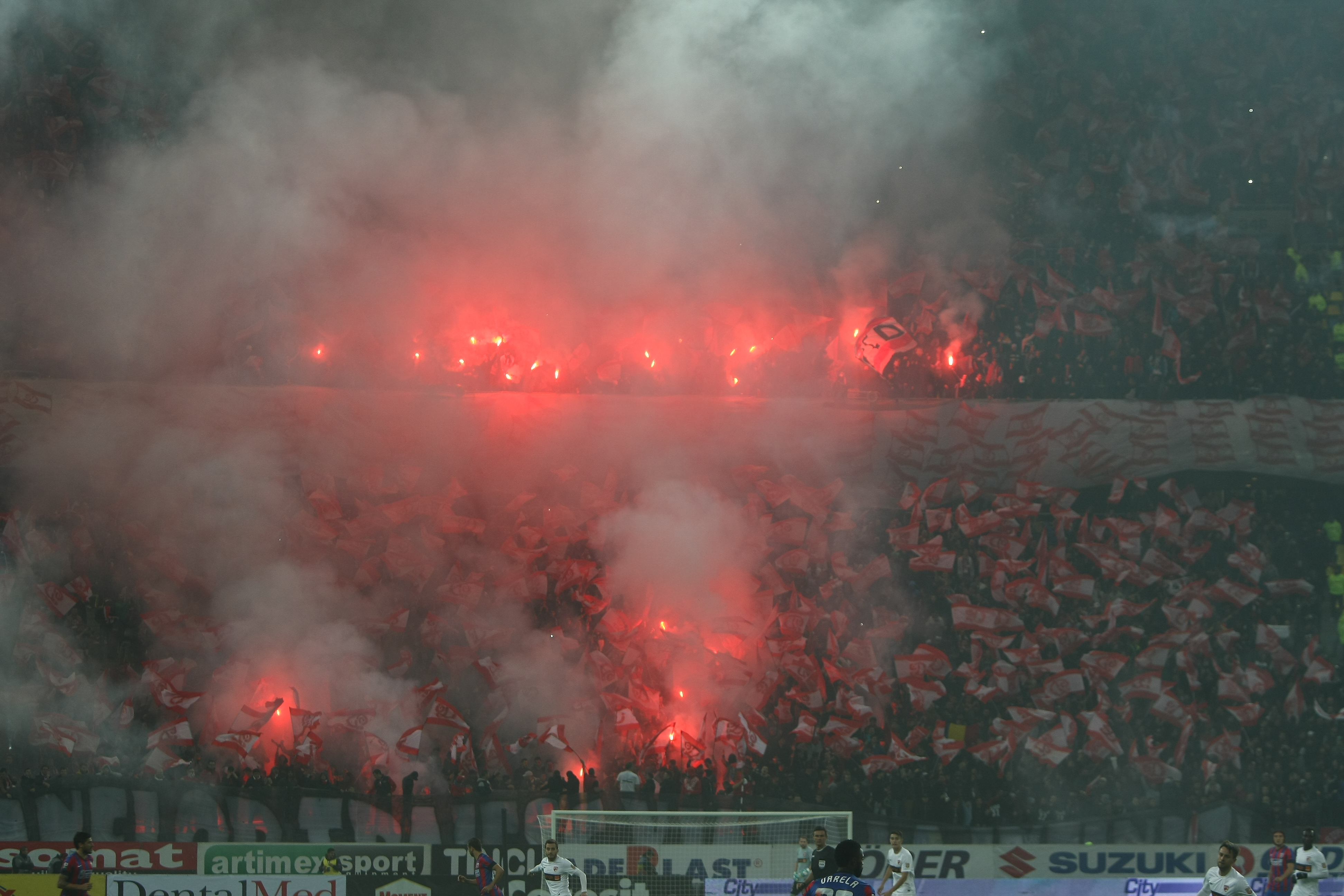 GALERIE FOTO&VIDEO / Atmosferă incendiară la derby. Coregrafii spectaculoase ale celor două galerii