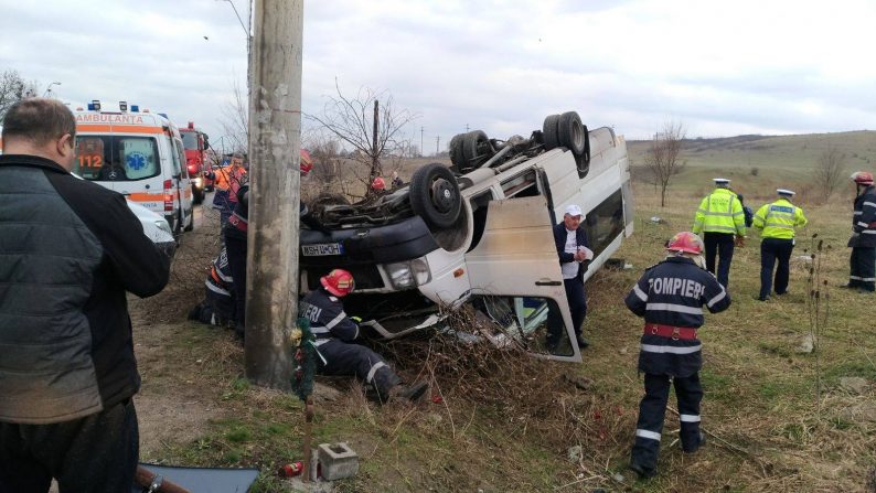 UPDATE: Un microbuz școlar s-a răsturnat în județul Hunedoara. 13 elevi au fost răniți. Fiul unui europarlamentar se afla printre pasageri