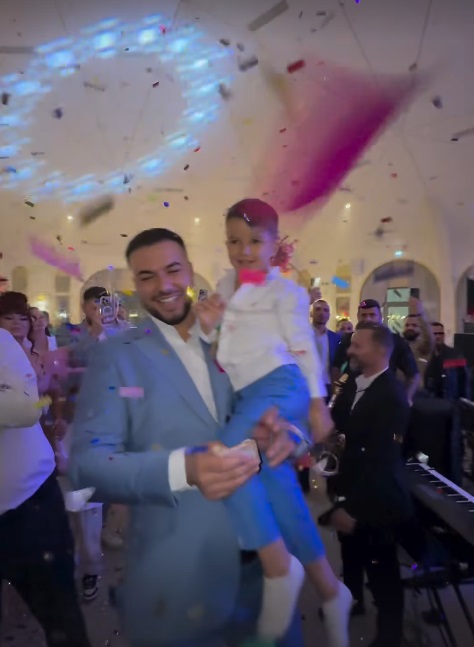 Imagini de la botezul fetiței lui Culiță Sterp și a Danielei Iliescu. La momentul tortului, artistul a izbucnit în lacrimi de față cu invitații
