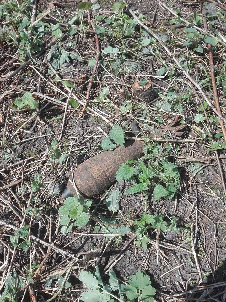 Bombă, descoperită în curtea unei biserici din Odorheiu Secuiesc. Muniția a fost ridicată de pirotehniști / FOTO