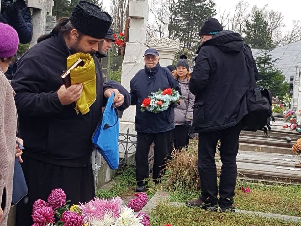 Parastas la mormântul Stelei Popescu, la un an de la moartea actriței. Imagini sfâșietoare cu Alexandru Arșinel și colegii acestuia