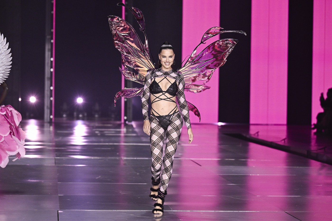 Românca Andreea Diaconu a defilat la Victoria's Secret Fashion Show 2024. Imagini cu fotomodelele, printre care și Carla Bruni, la prezentarea în lenjerie intimă