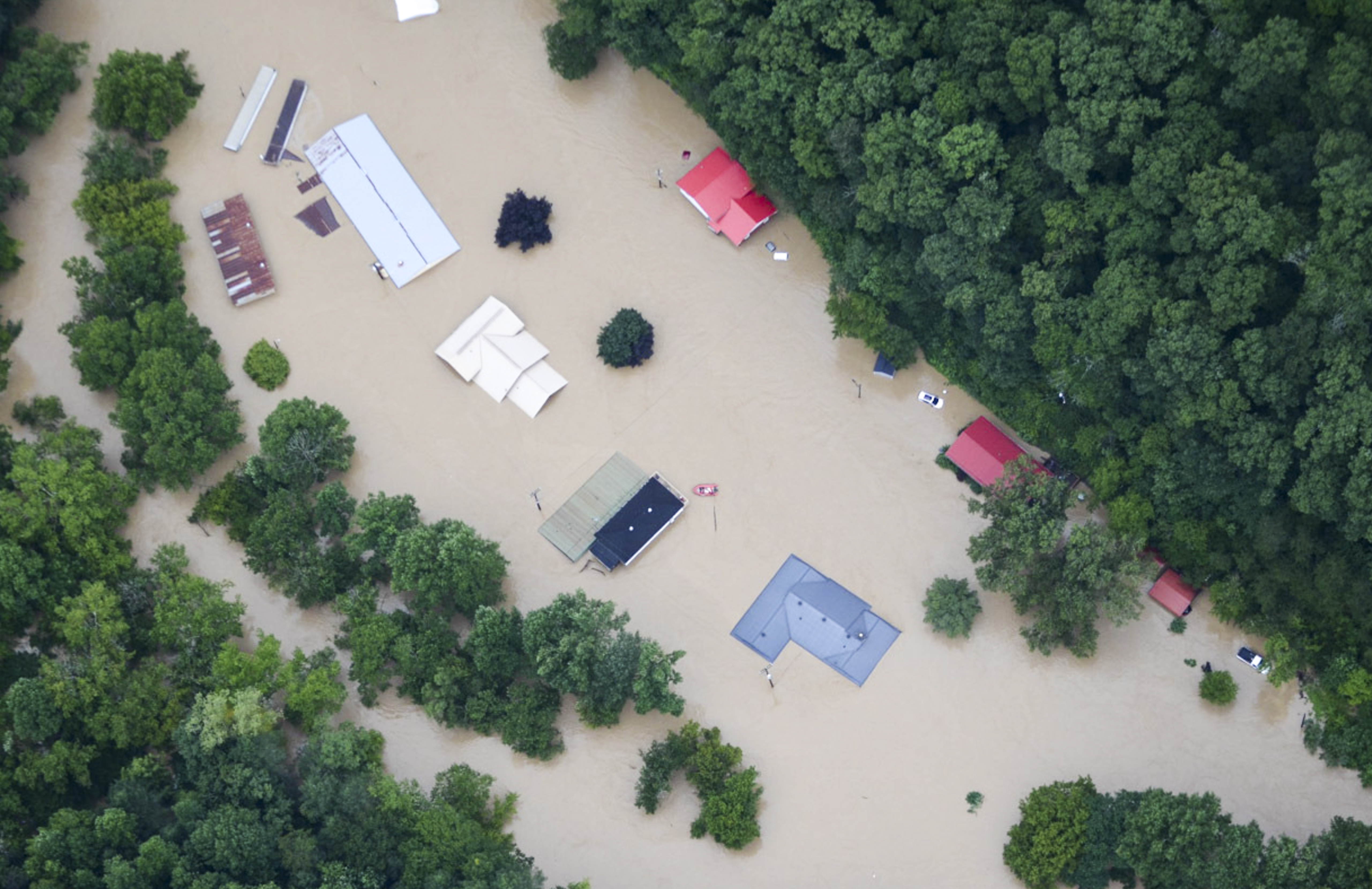 „Totul e distrus”. Sute de oameni sunt dați dispăruți, în urma inundațiilor devastatoare din Kentucky