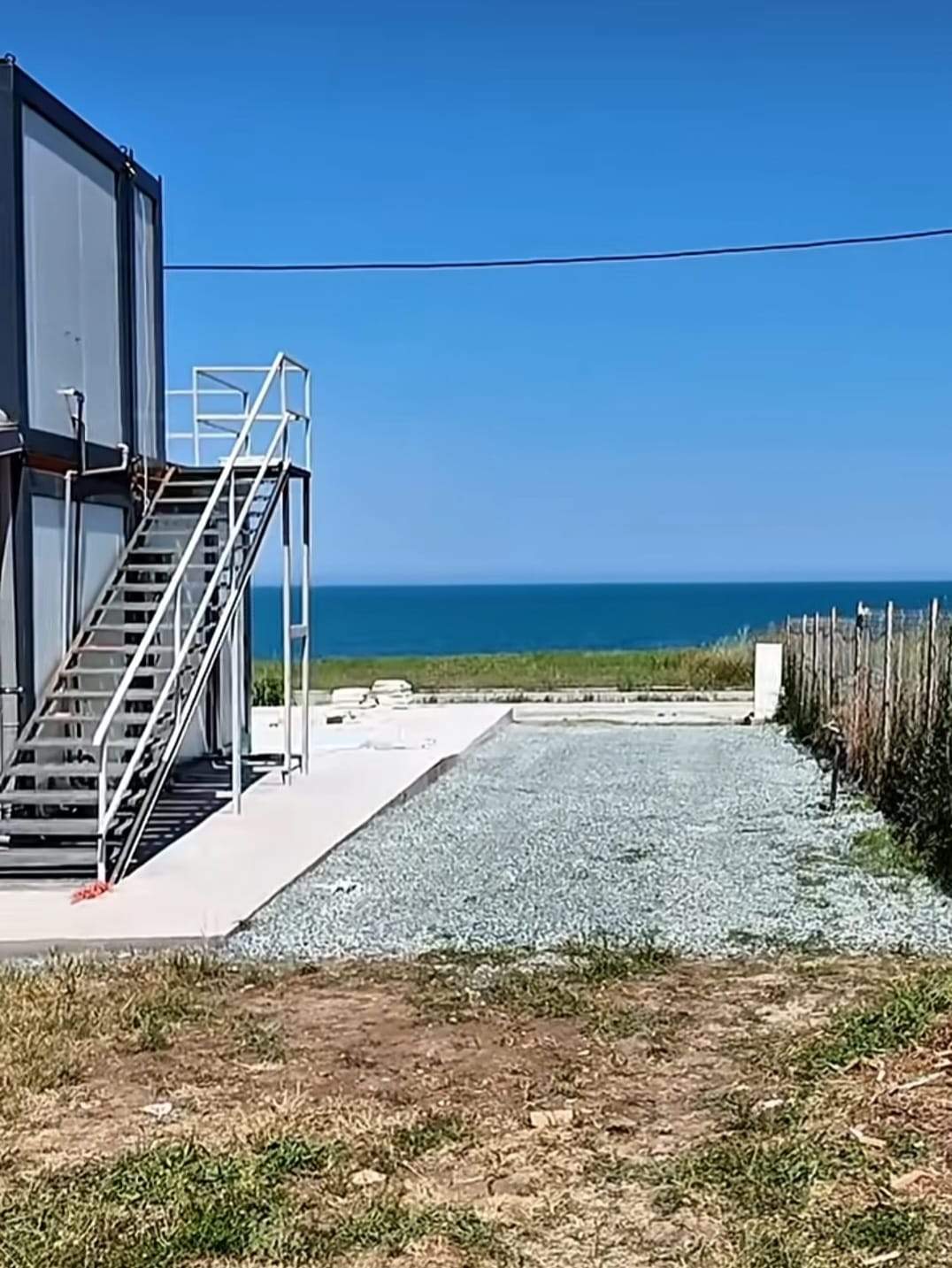 Imagini cu noua căsuță de la mare a lui Puya. Artistul deține mai multe proprietăți în țară