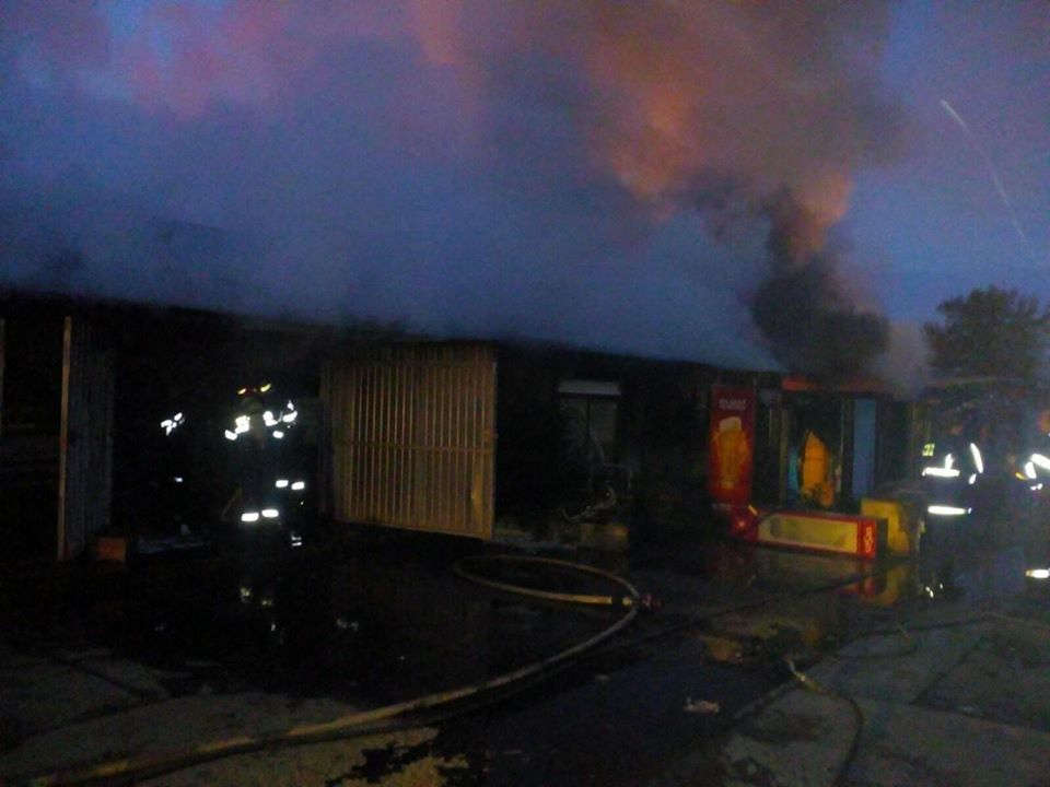 Incendiu la un depozit de electrocasnice din Iași. Arde o suprafață de 400 mp, iar pompierii intervin cu șase autospeciale