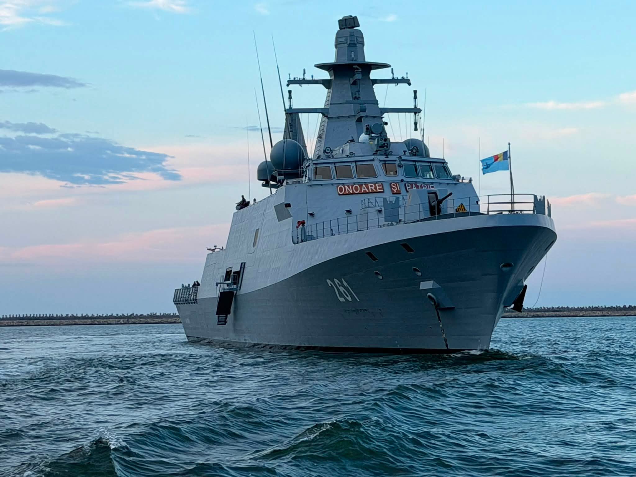 Radu Miruță, sesiune foto îmbrăcat în marinar pe corveta „Contraamiral August Roman”, cu care a călătorit 14 ore spre România