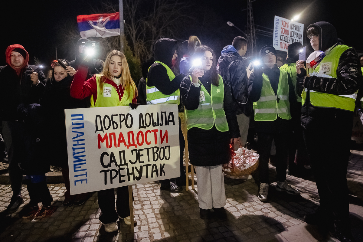 Cum protestează studenții sârbi prin marș și de ce strigă numele Laurei Kovesi
