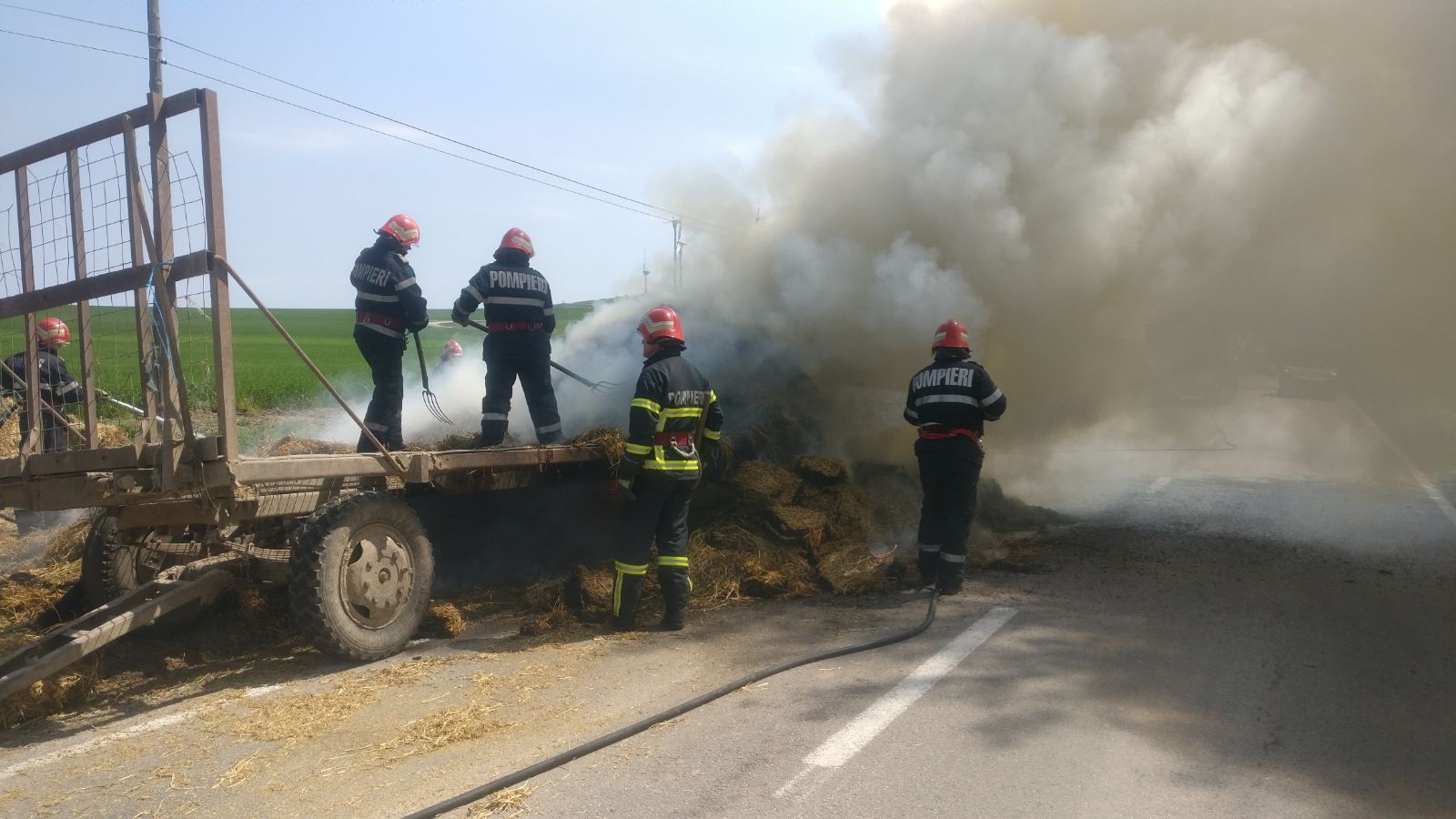 Incendiu puternic izbucnit pe DN 222, între Tulcea și Agighiol, la o remorcă încărcată cu baloți/ FOTO&VIDEO