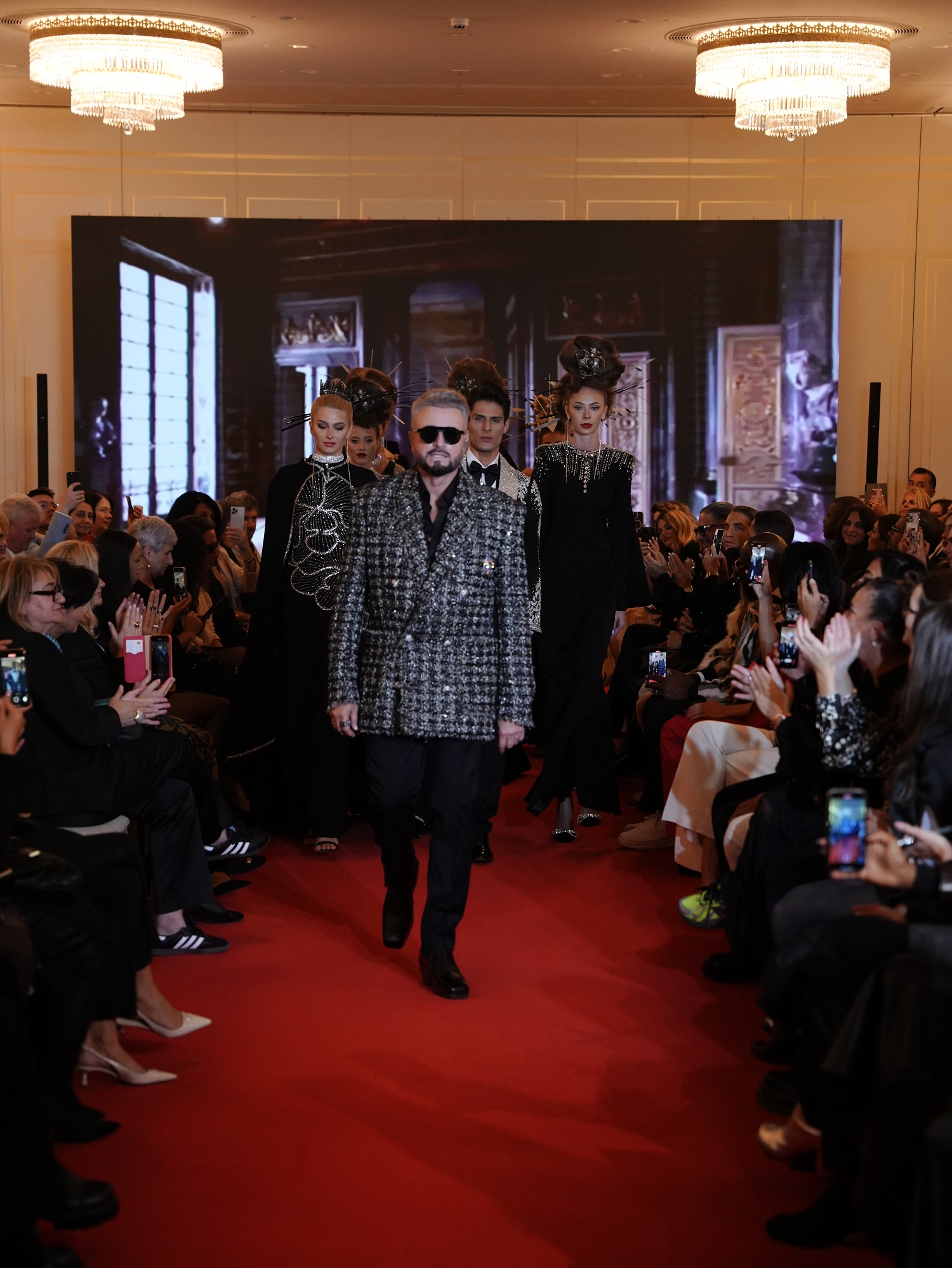 Cătălin Botezatu, aplaudat la Paris Fashion Week 2024. Și-a prezentat noua colecție haute-couture la Hotelul Ritz