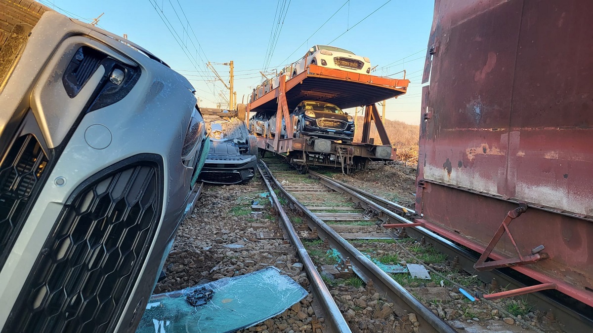 Imagini cu mașinile căzute pe șine, după accidentul de la Roșiori. Trenul marfar, lovit de un tren cu pasageri