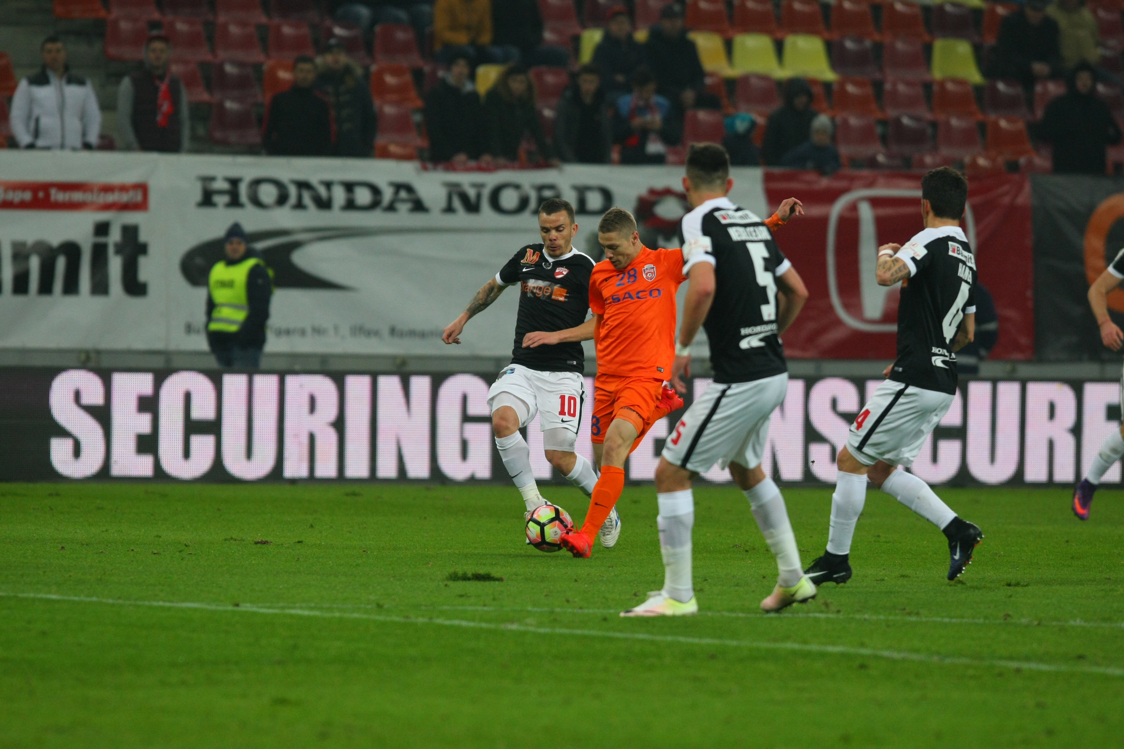 Liga 1, etapa a 24-a. Dinamo - FC Botoșani 1-0. Debut reușit pentru Contra, după un meci cu multe ocazii mari  | GALERIE FOTO