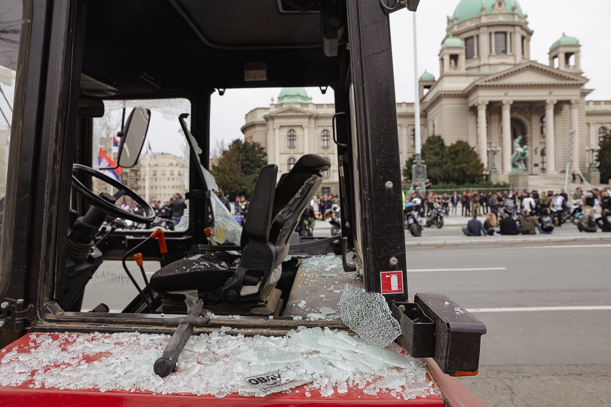Drapelul României flutură în mijlocul protestului uriaș de la Belgrad: „Ne-am inspirat de la voi!”