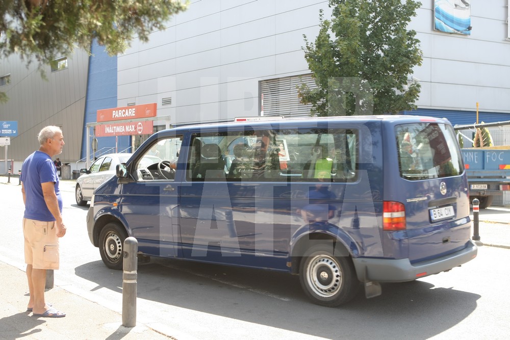 VIDEO. Înmormântarea femeii sinucigașe de la Brănești și a celor trei fetițe. Trupul neînsuflețit al mamei, depus separat la capelă / GALERIE FOTO