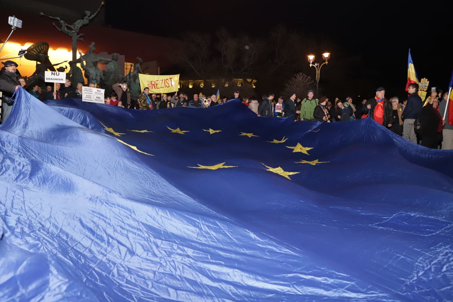 FOTO&VIDEO/ Sute de oameni au protestat sâmbătă seară în Piața Universității. Tudor Chirilă și regizorul Stere Gulea, printre protestatari