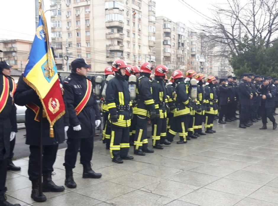 Militari în uniforme din Primul Război Mondial au defilat la Cluj de Ziua Națională. Mii de oameni din Ploiești au sărbătorit în ploaie Ziua Națională | FOTO&VIDEO