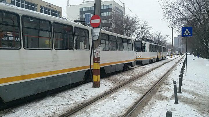 #salvatipipera. Circulația tramvaielor din zona Pipera, blocată de un autoturism parcat neregulamentar