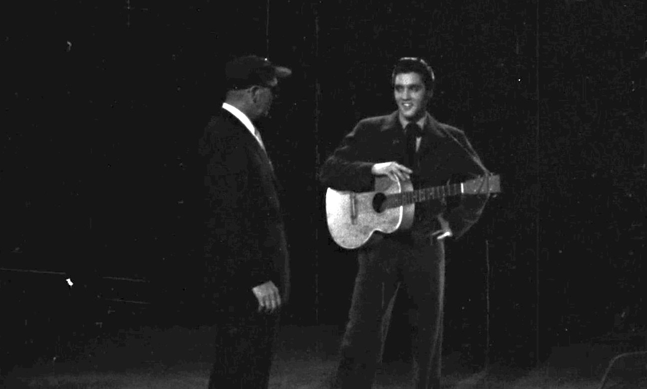 Imagini video necunoscute cu Elvis Presley, apărute după aproape 70 de ani. Filmare din 1956, când a înregistrat o melodie celebră
