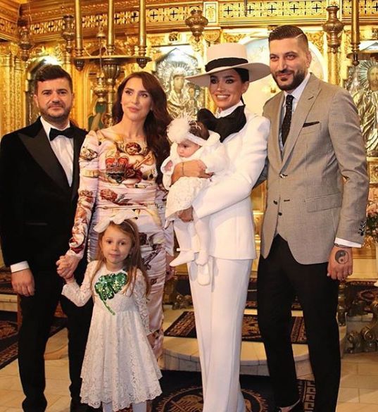 Reacții neașteptate despre ținuta Adelinei Pestrițu la botezul fiicei sale. "Parcă sunteți doi bărbați care vă țineți de mână" | FOTO