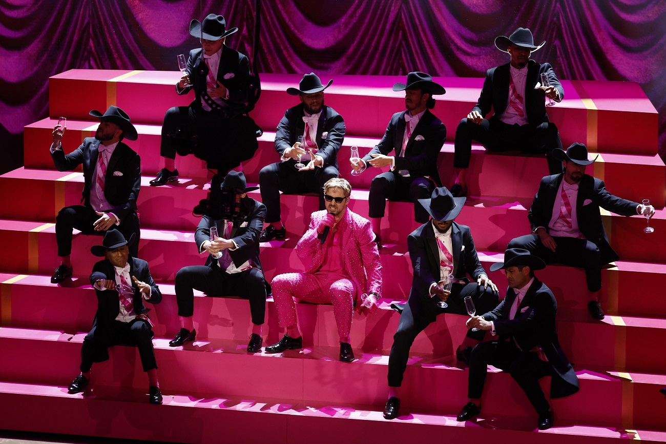 Ryan Gosling, într-un costum roz strălucitor pentru reprezentația epică de la Premiile Oscar 2024. A cântat „I’m Just Ken” din filmul Barbie | VIDEO