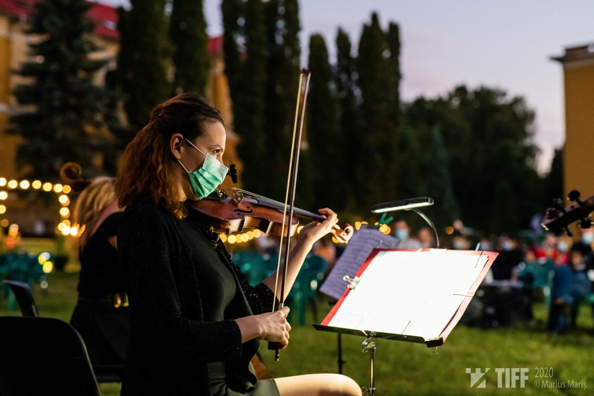 Pasiuni contra COVID. Imagini de la festivalul TIFF din Cluj, unde mii de oameni se uită la filme în aer liber, respectând măsurile