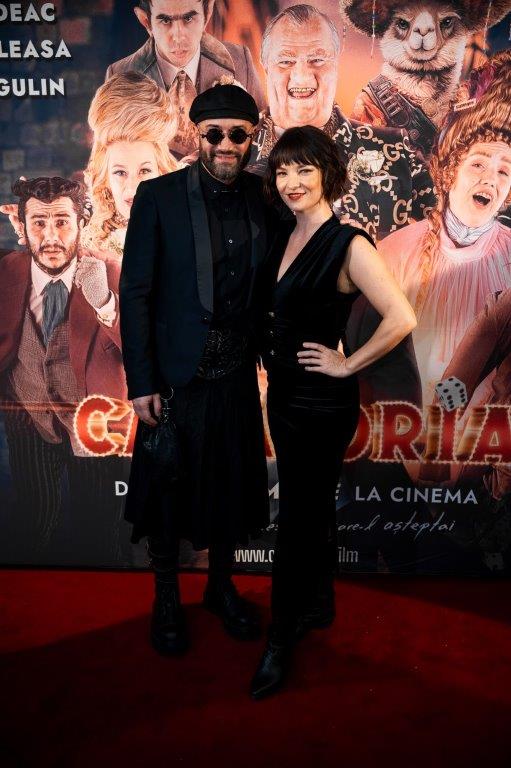 Cine l-a ajutat pe Mihai Bendeac să se îmbrace în fustă la premiera filmului „Căsătoria”. Ținutele purtate de ceilalți actori