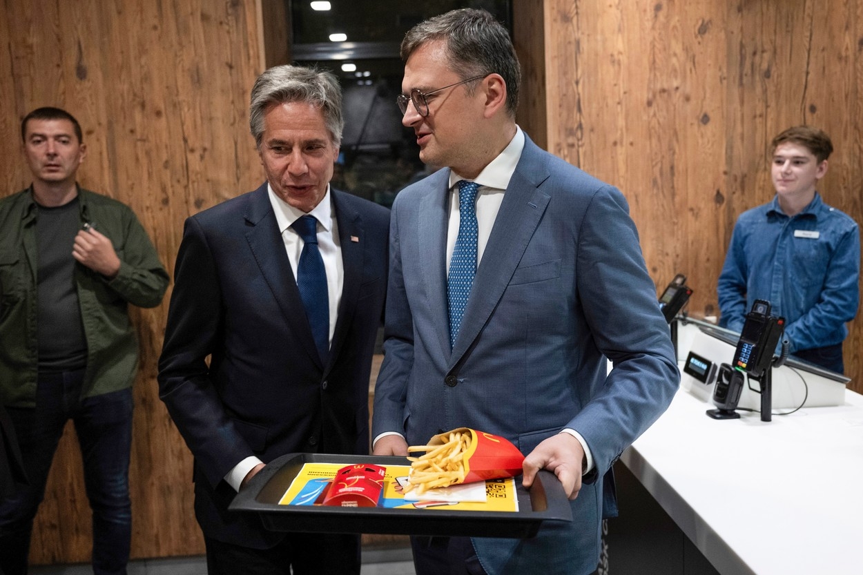 Ministrul de externe al Ucrainei l-a dus pe secretarul de stat american, aflat în vizită la Kiev, la fast-food