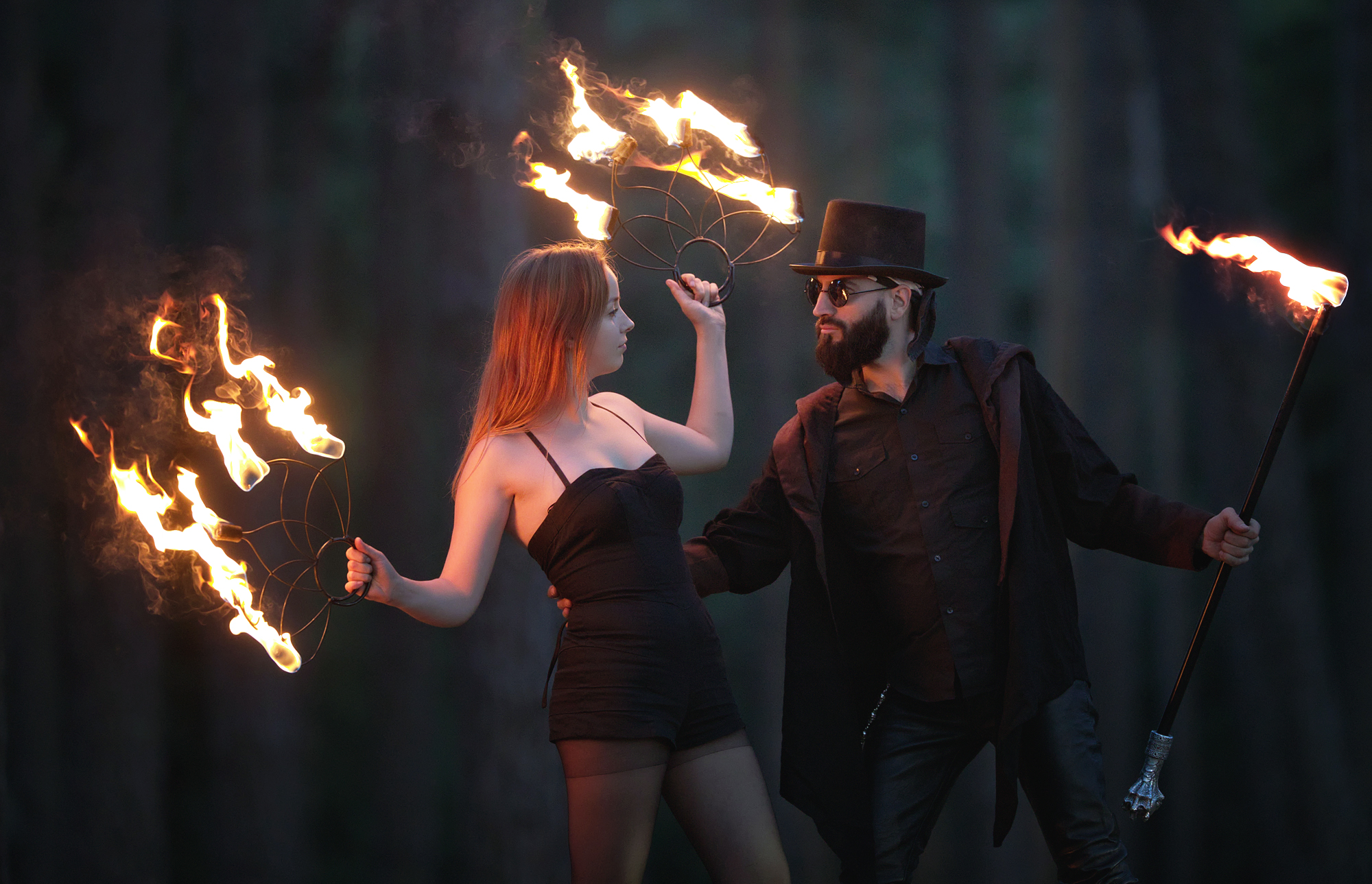 REPORTAJ: Jonglează cu focul. 12 brașoveni fac spectacol la festivalurile medievale și aduc în scenă sicrie sau butoaie de motorină din care taie cu flexul/ GALERIE FOTO