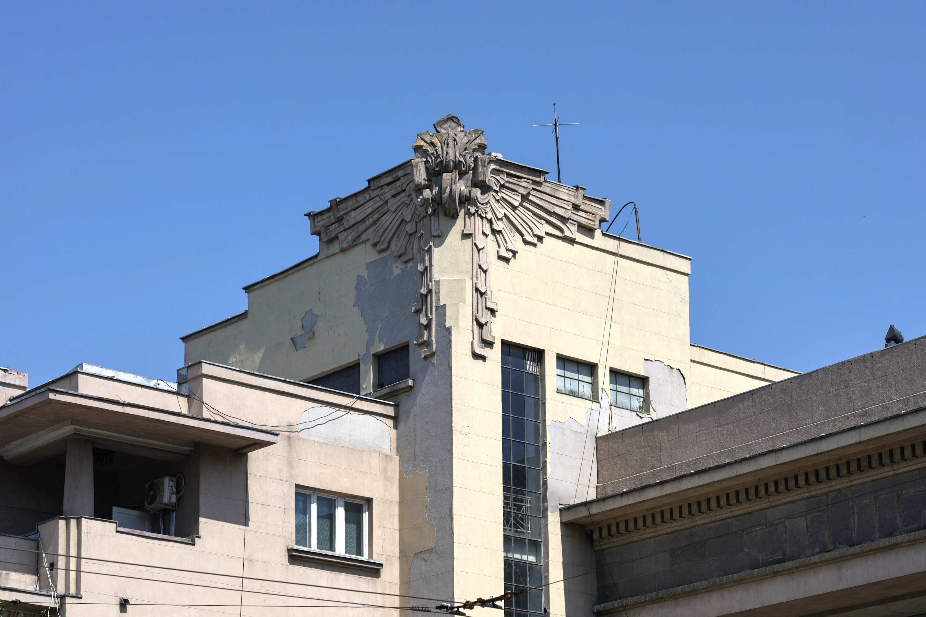 Icoane, merdenele și chiloți. Între istorie și mizerie: ce s-a ales de una dintre cele mai importante clădiri din București